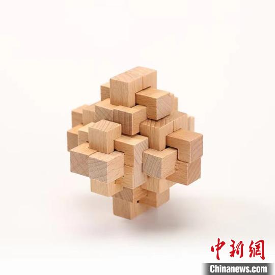 浙江归国留学生创新传统木制工艺品 助推文化 出海